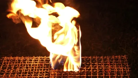 A burning torch in the night Stockbeeldmateriaal 141204631