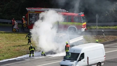 Burning truck on the highway Vidéo 80371972