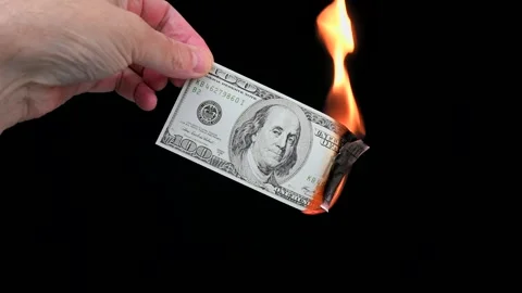 Burning a US $100 bill Vídeos de archivo 333976544