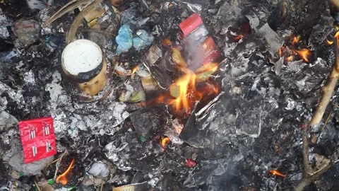 Burning waste that is a mixture of plastic and paper 스톡 동영상 295472344