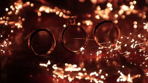 Burning Wedding ring shot 1  - Beautifully burning shot of a Wedding Ring Vidéo 196911634