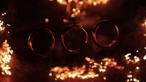 Burning Wedding ring shot 2  - Beautifully burning shot of a Wedding Ring Vidéo 196911638
