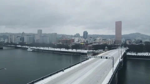 Burnside bridge and Willamette river during a snow storm Stock-Footage 162848752