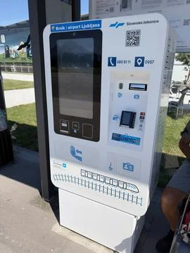Bus and train ticket machine at Ljubljana Airport Foto stock