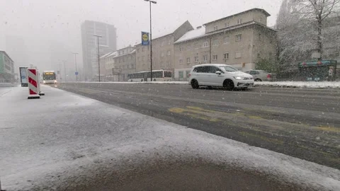 Bus arriving at bus stop in the snow in Ljubljana city center Video stock 153290195