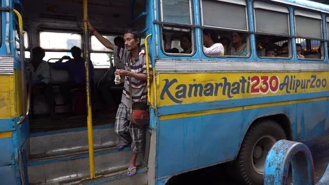 Bus conductor holds currency notes  Vídeos de archivo 77679274