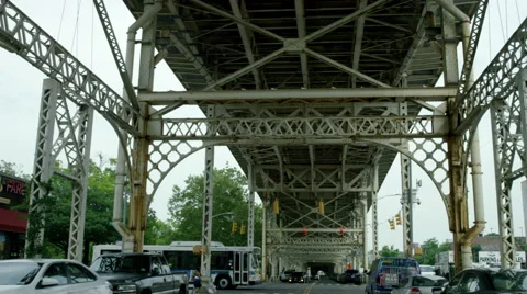 Bus crossing 155 st Macombs Dam Bridge on Frederick Douglass Blvd, 4K, NYC Vídeo Stock 52322452