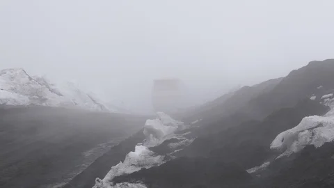 Bus disappear in the mist in winter Vídeos de archivo 114788590