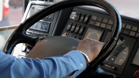 Bus driver hands on steering wheel close up Vídeos de archivo 107453715