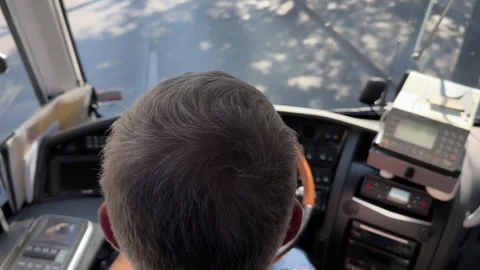 Bus driver head, defocussed coach controls driving on the road. 스톡 동영상 280486420