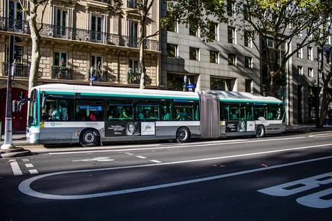 Bus driving through the streets of Paris Foto stock