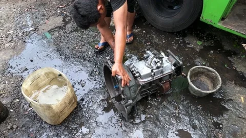 Bus Engine Gear Block Clean And Washing By A Mechanic 库存影片 149816129