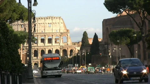 Bus in front of the coliseum in Rome Видео 493496