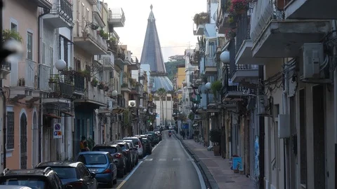 Bus front window view of Via Umberto and Church of Maria Santissima Immacolata Vídeo Stock 112192793
