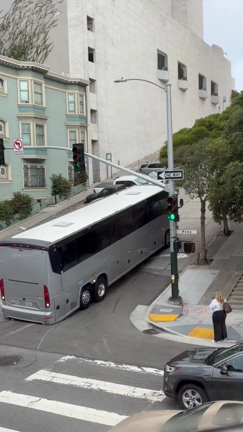 Bus Gets Stuck Driving Up a Hill in San Francisco, San Francisco, California, US Stockbeeldmateriaal 347909060