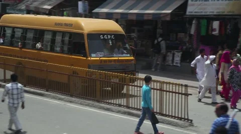 Bus in Indian intersection Video stock 41416056