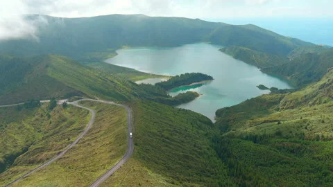Bus in Lake Vídeos de archivo 231707593