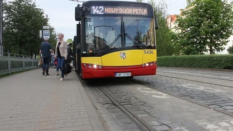 The bus is leaving Stockbeeldmateriaal 89068589