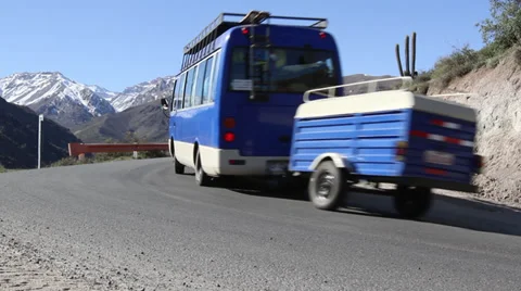 Bus on mountain road 스톡 동영상 33544934