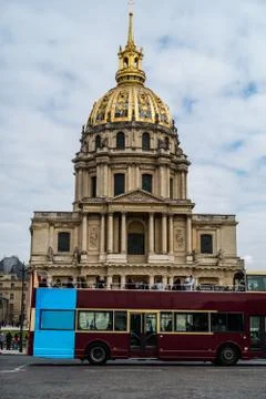 Bus passing by Invalides Foto stock
