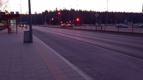 The bus pulls up to the stop Stock-Footage 172011182