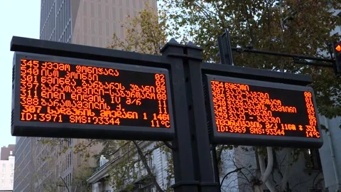 Bus schedule board in Tbilisi, changing between Georgian and English languages. Vidéo 256346029