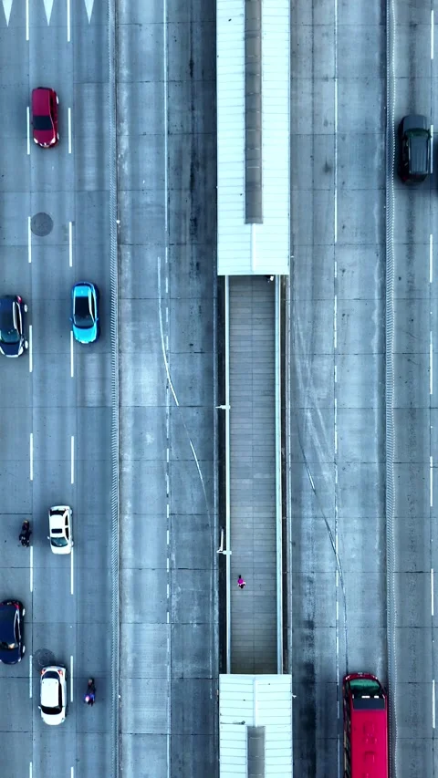 The bus station Vídeos de archivo 302228497