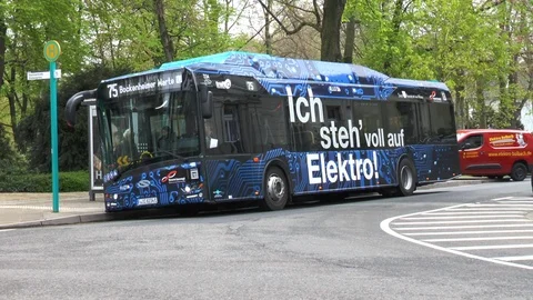 Bus stop and electrically powered bus of line 75 of RMV Видео 106502002