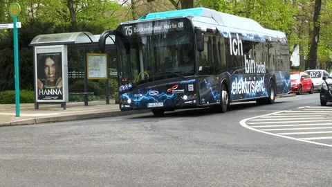 Bus stop and electrically powered bus of line 75 of RMV Видео 106502055