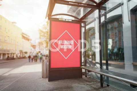 Bus stop billboard mockup. Sun light and street in background. PSD-Vorlage