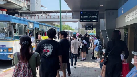 Bus stop during rush hour crowd of commuters and tourists waiting for a bus Видео 255830025