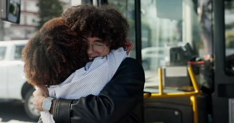 Bus stop, happy and couple hug in city after travel, commute and journey to Vídeo Stock 308516362