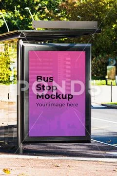 Bus stop mockup on sunny day, urban scene PSD 템플릿