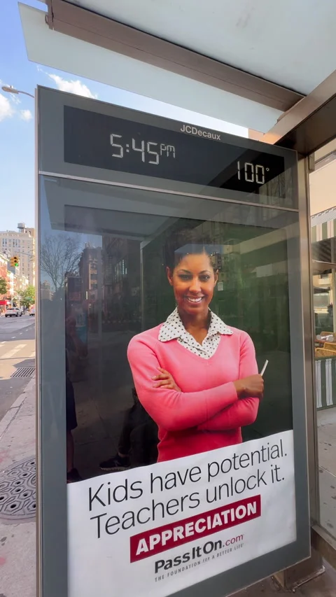 Bus stop thermometer displaying nearly 100°F during heatwave in East Village NYC Vídeos de archivo 342783470