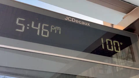 Bus stop thermometer displaying nearly 100°F during heatwave in East Village NYC Vídeos de archivo 342783843