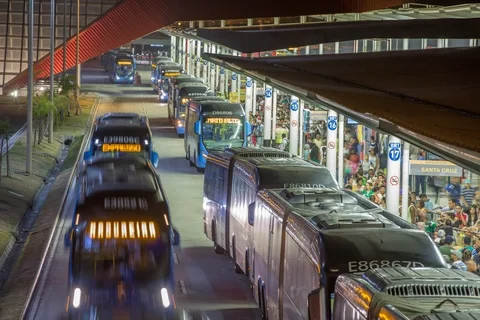 Bus Terminal BRT at night Time lapse street movement boarding  4k Raw Vidéo 104073806