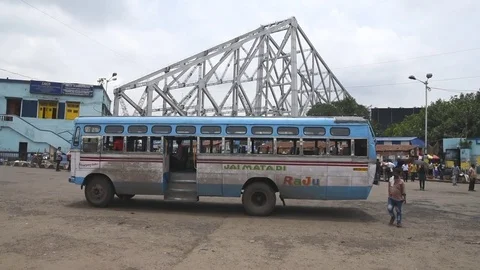 Bus terminal outside Howrah Junction railway station 스톡 동영상 77446214