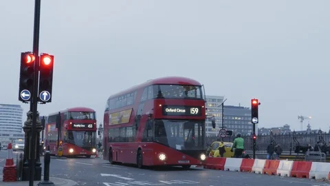 Buses at Westminster Bridge 스톡 동영상 101924654