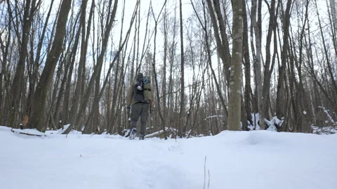 Bushcraft hiker walking through winter forest snow 库存影片 334367143
