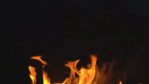 Bushfire slow motion fire flame, super slow hot power of bonfire on dark night 库存影片 122894086