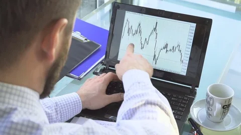 Busienessman analyzing chart on laptop, drink coffee, office, behind shot Vídeo Stock 73168352