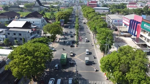 The busiest traffic light intersection in Banjarmasin, the intersection ent.. Stock Footage 314786905