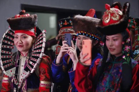 BUSIGUI &amp; MONGOLIA ELEMENTS - Backstage - China Fashion Week, Beijing - 25 Oct 2 Stockfoto's