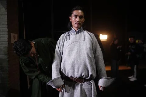 BUSIGUI &amp; MONGOLIA ELEMENTS - Backstage - China Fashion Week, Beijing - 25 Oct 2 Stockfoto's