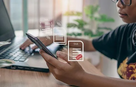 Busines using a computer to complete Individual income tax return form onli.. Stock Photos