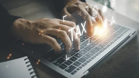Busines using a computer to complete Individual income tax return form onli.. Stock Photos