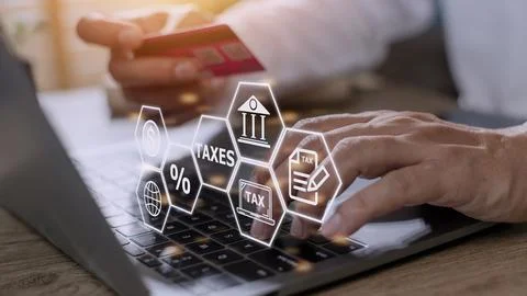 Busines using a computer to complete Individual income tax return form onli.. Stock Photos