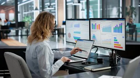 Business Analyst Analyzing Financial Data On A Computer Screen. 스톡 사진