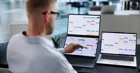 Business Analyst Improves Workflow Using No-code Automation Tools Remotely. Foto stock