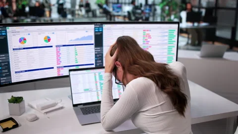 Business Analyst Struggles With Headache While Coding Reports Vidéo 345329260